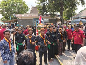 Gunungan Grebeg Maulud PB XIV Purbaya Dijaga Ketat Sebelum Jadi Rebutan