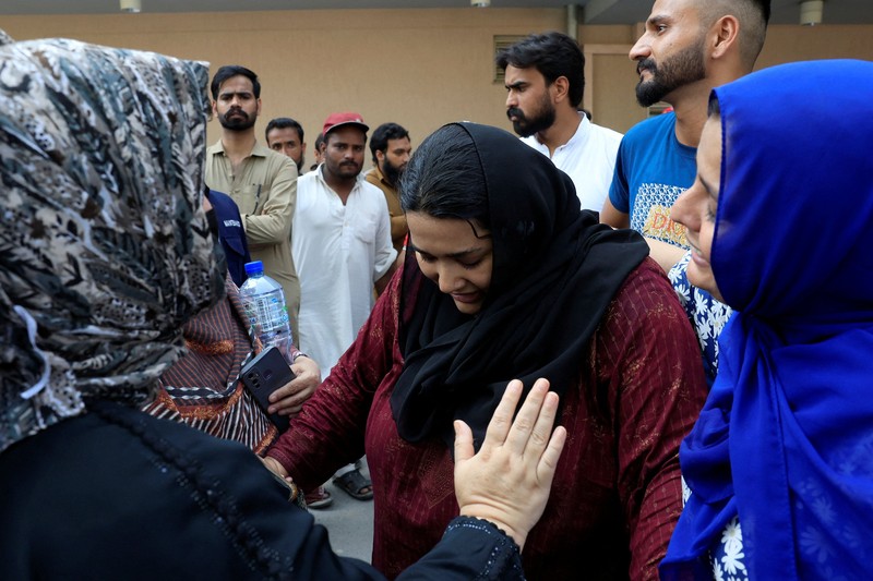 Petugas kepolisian melintas di dekat ambulans di luar unit perawatan intensif setelah kebakaran terjadi di rumah sakit Pakistan Institute of Medical Sciences (PIMS) di Islamabad, Pakistan, 26 Agustus 2026. (REUTERS/Akhtar Soomro)