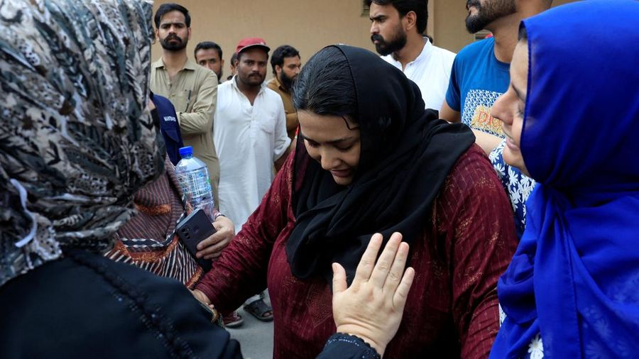 Javeria, ibu dari seorang bayi yang menjadi korban, ditenangkan setelah kebakaran maut di rumah sakit Pakistan Institute of Medical Sciences (PIMS) di Islamabad, Pakistan, pada 26 Agustus 2026.