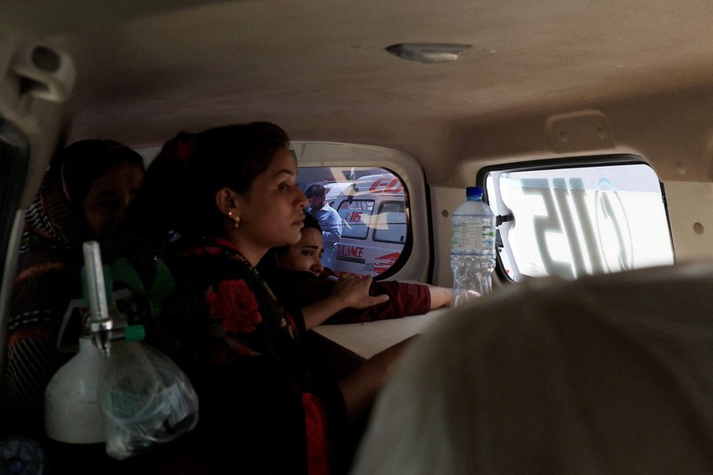 Petugas kepolisian melintas di dekat ambulans di luar unit perawatan intensif setelah kebakaran terjadi di rumah sakit Pakistan Institute of Medical Sciences (PIMS) di Islamabad, Pakistan, 26 Agustus 2026. (REUTERS/Akhtar Soomro)