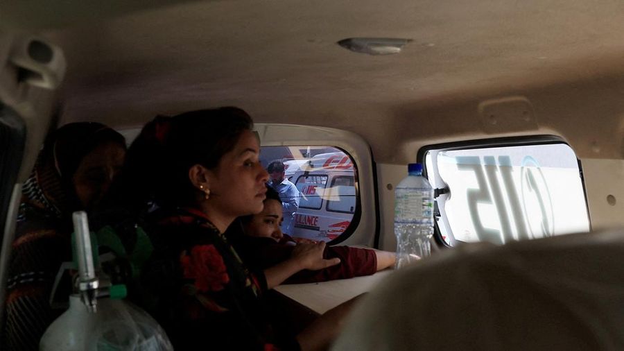Javeria, ibu dari seorang bayi yang menjadi korban, memeluk peti jenazah berisi jasad bayinya di dalam ambulans setelah kebakaran maut di rumah sakit Pakistan Institute of Medical Sciences (PIMS) di Islamabad, Pakistan, pada 26 Agustus 2026.