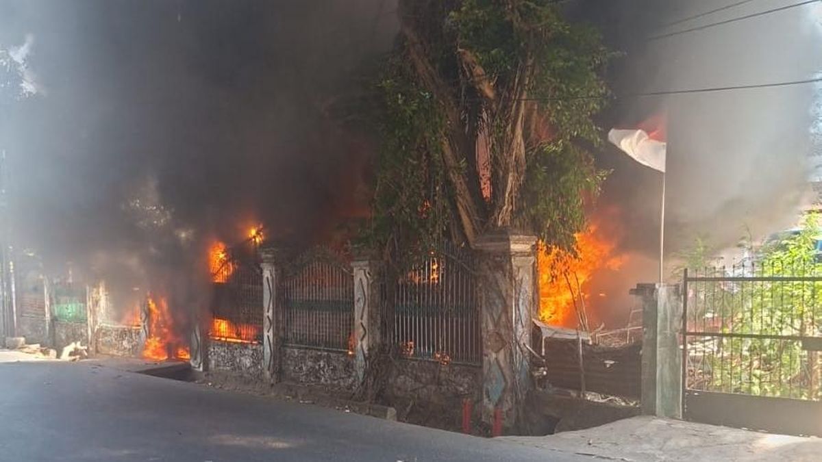 Kebakaran Bus di Depan SMA 5 Makassar, Damkar Lakukan Pendinginan