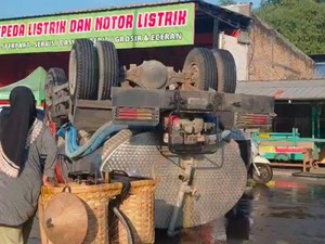 Truk Damkar Grobogan Terguling Saat Hendak Padamkan Kebakaran