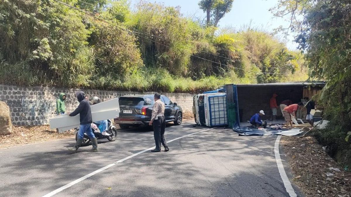 Diduga Rem Blong, Truk Muat Buah Terguling di Jalur Sarangan