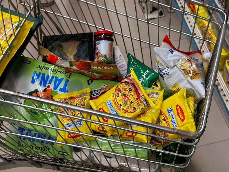 Seorang anak berjalan melewati deretan botol minuman ringan di dalam sebuah supermarket di Mumbai, India, pada 19 Agustus 2026. Foto diambil menggunakan ponsel. (REUTERS/Francis Mascarenhas)