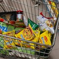 Kemasan mi instan Nestle Maggi 2-Minute Noodles di dalam troli belanja di Mumbai, India, 19 Agustus 2026. Foto diambil menggunakan ponsel. (REUTERS/Francis Mascarenhas)