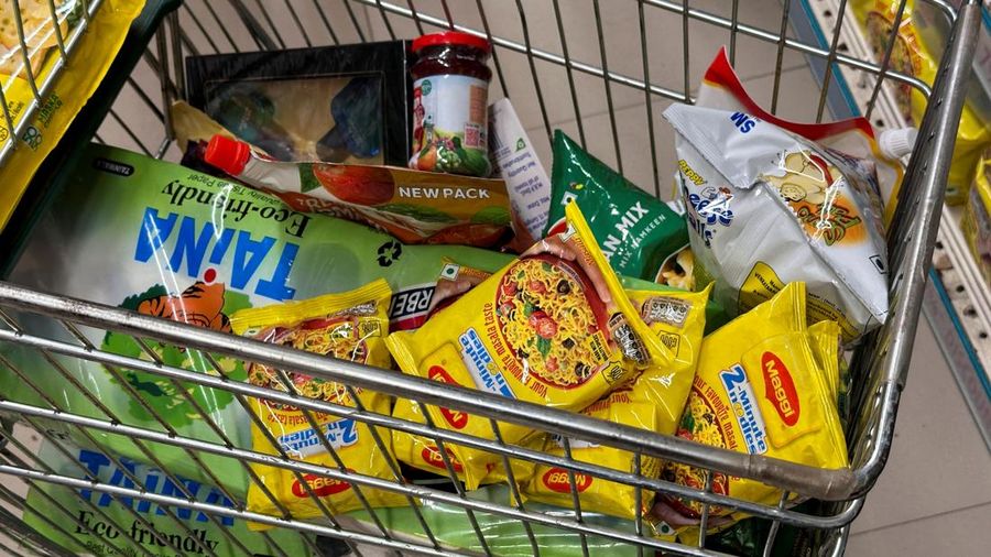 Kemasan mi instan Nestle Maggi 2-Minute Noodles di dalam troli belanja di Mumbai, India, 19 Agustus 2026. Foto diambil menggunakan ponsel.