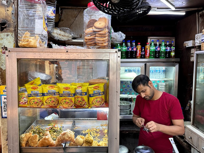 Seorang anak berjalan melewati deretan botol minuman ringan di dalam sebuah supermarket di Mumbai, India, pada 19 Agustus 2026. Foto diambil menggunakan ponsel. (REUTERS/Francis Mascarenhas)