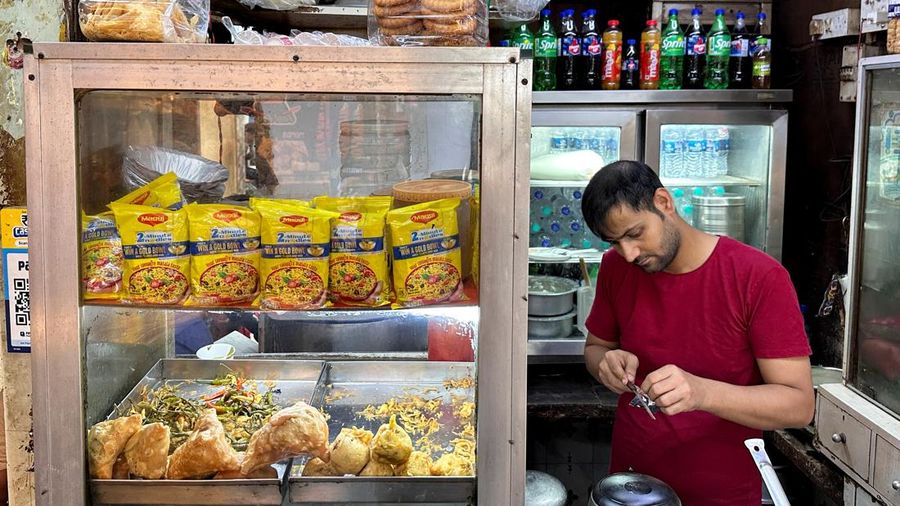 Kemasan mi instan Nestle Maggi 2-Minute Noodles dipajang di sebuah kedai makanan di Mumbai, India, pada 21 Agustus 2026. Foto diambil menggunakan ponsel.