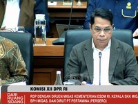 Komisi XII RDP dengan dirjen ESDM RI, dengan kepala SKK MIgas, Ketua BPH Migas dan Dirut pertamina, Rabu (26/8/2026). (Tangkapan layar youtube TVR Parlemen)