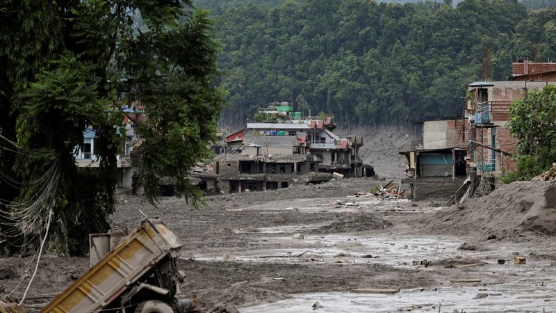 Lumpur menutupi rumah-rumah dan jalan setelah banjir bandang di Trishuli, distrik Nuwakot, Nepal, pada 26 Agustus 2026.