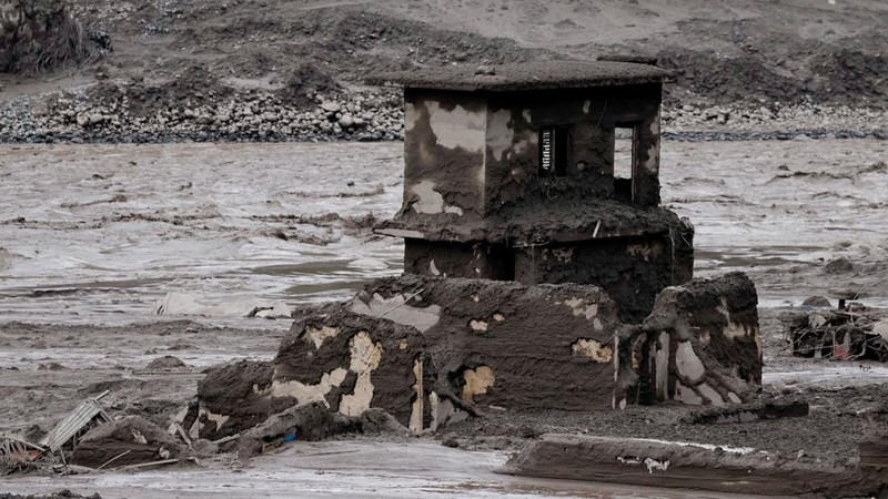 Lumpur menutupi sebuah properti setelah banjir bandang di Trishuli, Distrik Nuwakot, Nepal, pada 26 Agustus 2026.