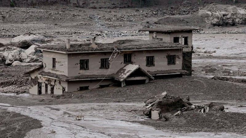 Lumpur menutupi sebuah properti setelah banjir bandang di Trishuli, Distrik Nuwakot, Nepal, pada 26 Agustus 2026.