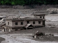 Lumpur menutupi sebuah properti setelah banjir bandang di Trishuli, Distrik Nuwakot, Nepal, pada 26 Agustus 2026. (REUTERS/Navesh Chitrakar)