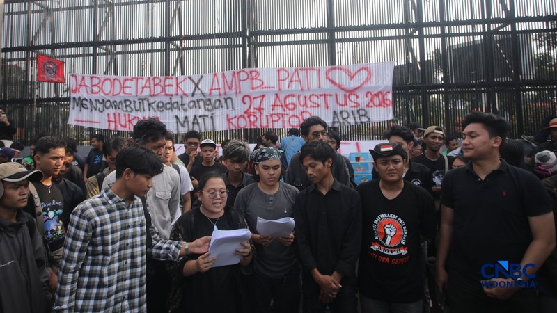 Masaa yang tergabung dalam Aliansi Masyarakat Pati Bersatu (AMPB) bersama elemen masyarakat lainnya yang akan terjun untuk menyampaikan aspirasi dalam aksi Demo pada (27/8) di Kompleks Parlemen, Senayan, Jakarta, mulai berdatangan, Rabu (26/8/2026). (CNBC Indonesia/Faisal Rahman)