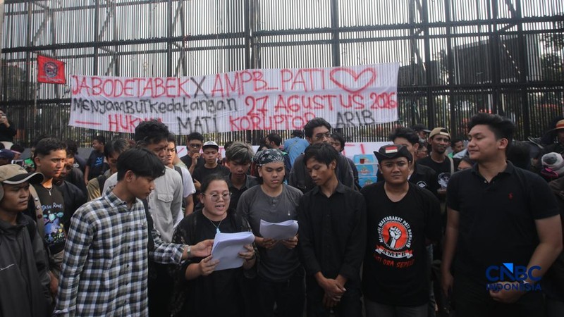 Masaa yang tergabung dalam Aliansi Masyarakat Pati Bersatu (AMPB) bersama elemen masyarakat lainnya yang akan terjun untuk menyampaikan aspirasi dalam aksi Demo pada (27/8) di Kompleks Parlemen, Senayan, Jakarta, mulai berdatangan, Rabu (26/8/2026).(