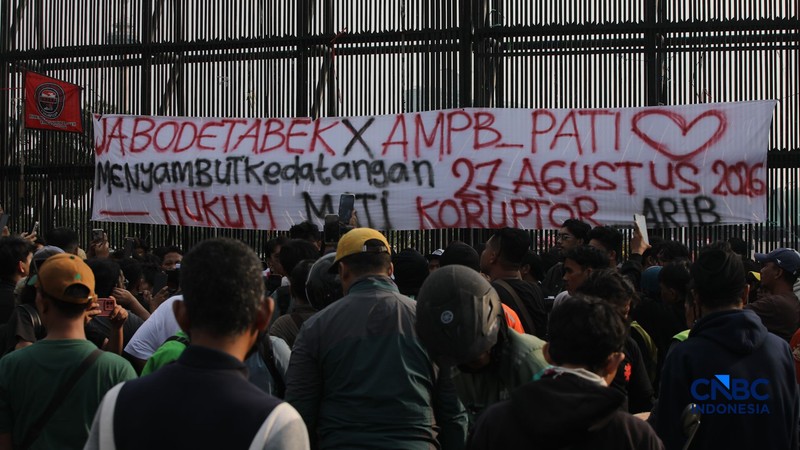 Masaa yang tergabung dalam Aliansi Masyarakat Pati Bersatu (AMPB) bersama elemen masyarakat lainnya yang akan terjun untuk menyampaikan aspirasi dalam aksi Demo pada (27/8) di Kompleks Parlemen, Senayan, Jakarta, mulai berdatangan, Rabu (26/8/2026). (CNBC Indonesia/Faisal Rahman)