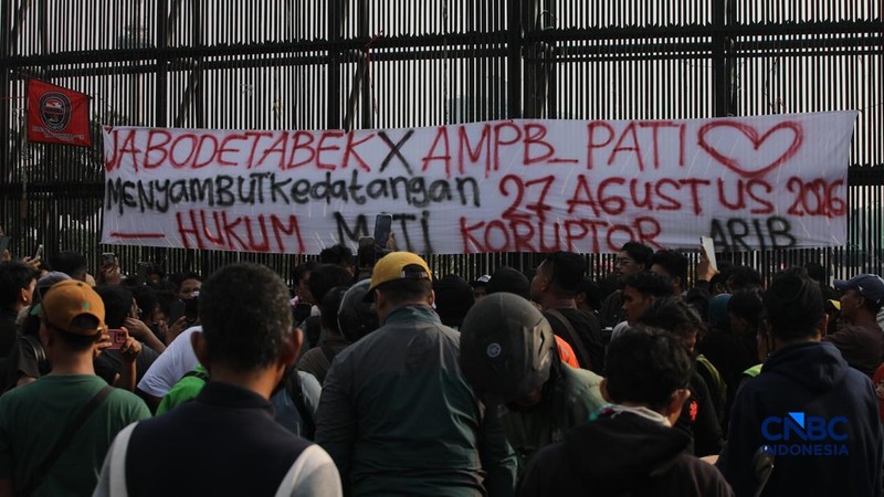 Masaa yang tergabung dalam Aliansi Masyarakat Pati Bersatu (AMPB) bersama elemen masyarakat lainnya yang akan terjun untuk menyampaikan aspirasi dalam aksi Demo pada (27/8) di Kompleks Parlemen, Senayan, Jakarta, mulai berdatangan, Rabu (26/8/2026).