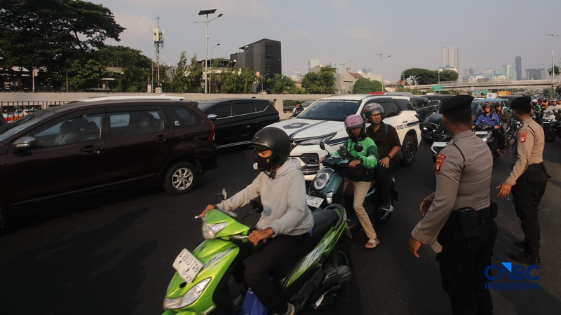 Masaa yang tergabung dalam Aliansi Masyarakat Pati Bersatu (AMPB) bersama elemen masyarakat lainnya yang akan terjun untuk menyampaikan aspirasi dalam aksi Demo pada (27/8) di Kompleks Parlemen, Senayan, Jakarta, mulai berdatangan, Rabu (26/8/2026). (CNBC Indonesia/Faisal Rahman)