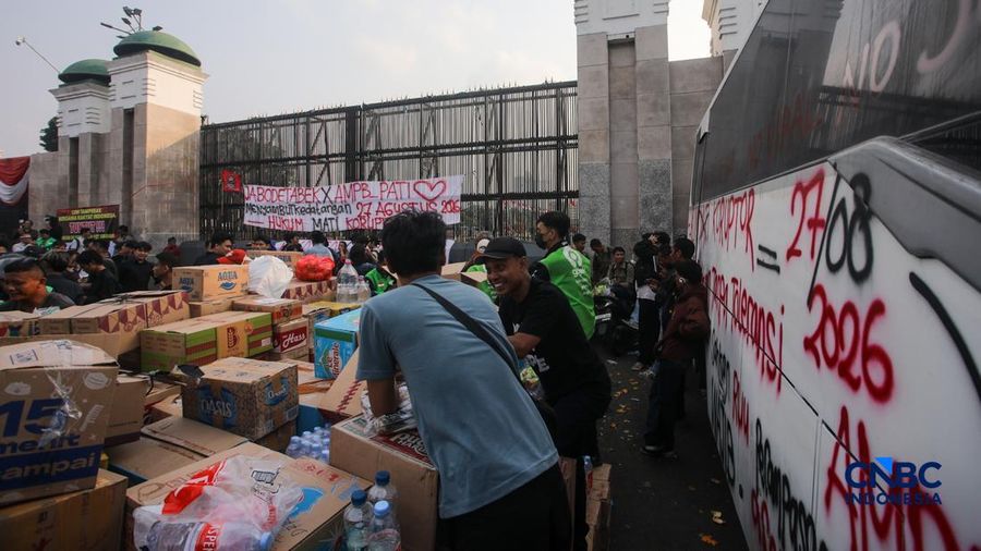 Masaa yang tergabung dalam Aliansi Masyarakat Pati Bersatu (AMPB) bersama elemen masyarakat lainnya yang akan terjun untuk menyampaikan aspirasi dalam aksi Demo pada (27/8) di Kompleks Parlemen, Senayan, Jakarta, mulai berdatangan, Rabu (26/8/2026).