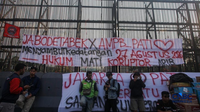 Masaa yang tergabung dalam Aliansi Masyarakat Pati Bersatu (AMPB) bersama elemen masyarakat lainnya yang akan terjun untuk menyampaikan aspirasi dalam aksi Demo pada (27/8) di Kompleks Parlemen, Senayan, Jakarta, mulai berdatangan, Rabu (26/8/2026).