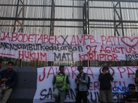 Masaa yang tergabung dalam Aliansi Masyarakat Pati Bersatu (AMPB) bersama elemen masyarakat lainnya yang akan terjun untuk menyampaikan aspirasi dalam aksi Demo pada (27/8) di Kompleks Parlemen, Senayan, Jakarta, mulai berdatangan, Rabu (26/8/2026).(