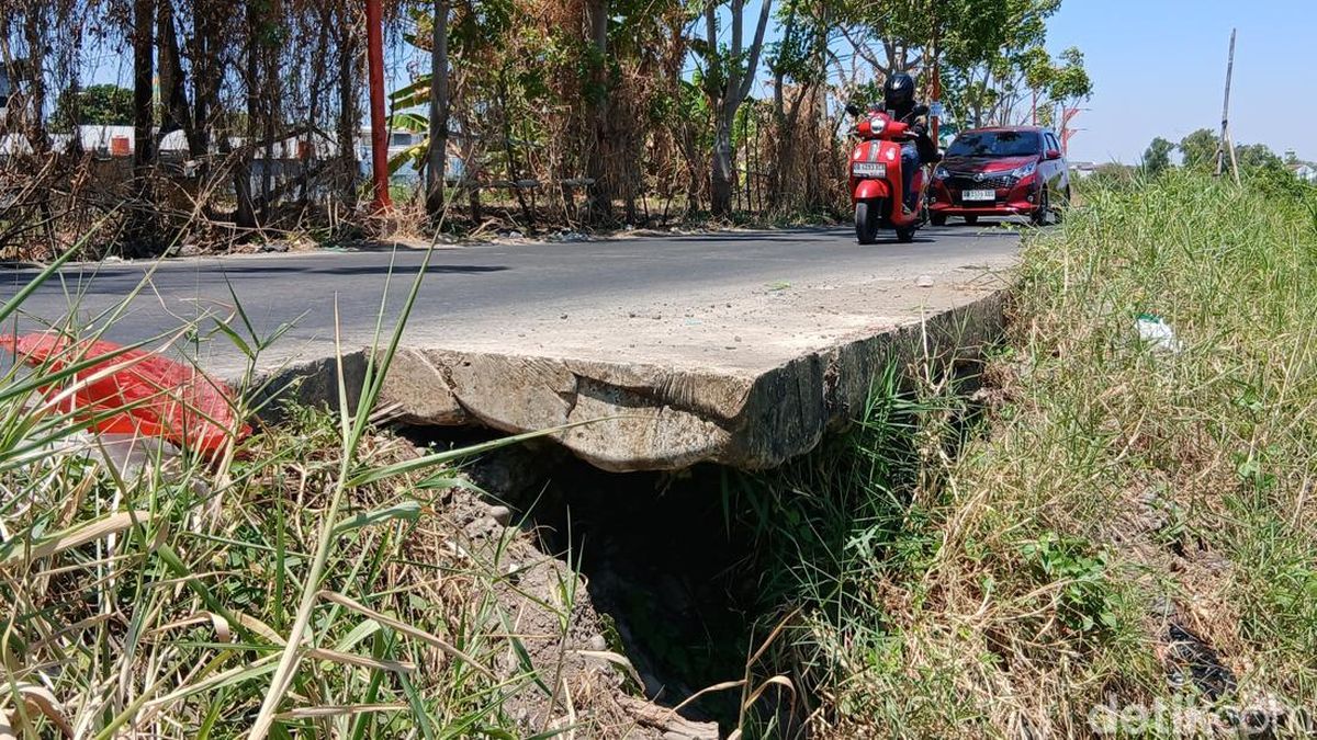 Awas! Patahan di Jalan Inspeksi Kanal Tamangapa Makassar Picu Kecelakaan