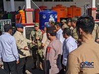 Presiden Prabowo Subianto saat meninjau posko pengungsi di Kabupaten Nagekeo, Rabu (26/8/2026). (CNBC Indonesia/Emir Yanwardhana)