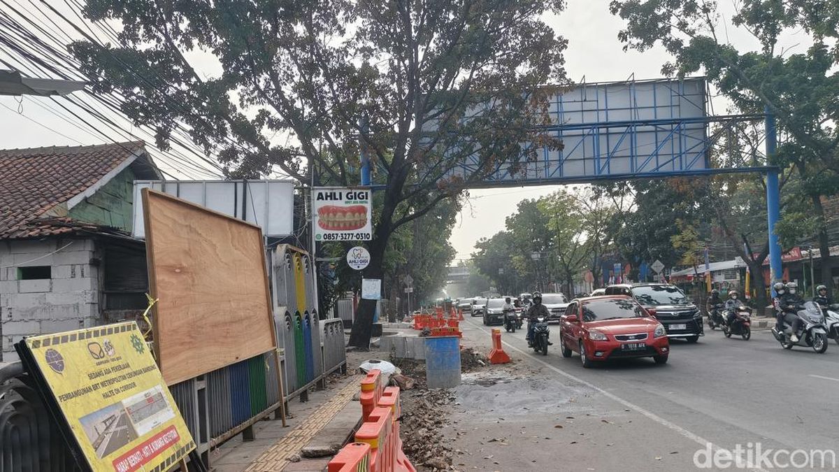 Proyek Halte BRT di Jalan Jakarta Bandung Bikin Warga 'Rudet'