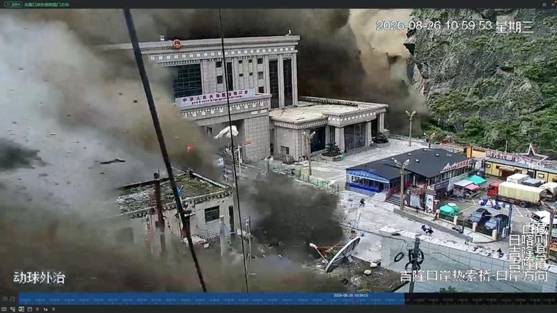 Rekaman CCTV memperlihatkan orang-orang berlarian saat dinding lumpur dan air menghancurkan bangunan-bangunan di sebuah lembah di perbatasan Nepal-Tiongkok—tepatnya di Gyirong, wilayah Tibet, Tiongkok—pada 26 Agustus 2026; gambar ini diambil dari sebuah video media sosial.