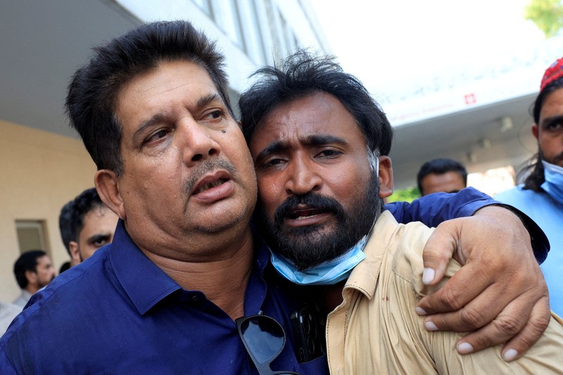 Petugas kepolisian melintas di dekat ambulans di luar unit perawatan intensif setelah kebakaran terjadi di rumah sakit Pakistan Institute of Medical Sciences (PIMS) di Islamabad, Pakistan, 26 Agustus 2026. (REUTERS/Akhtar Soomro)