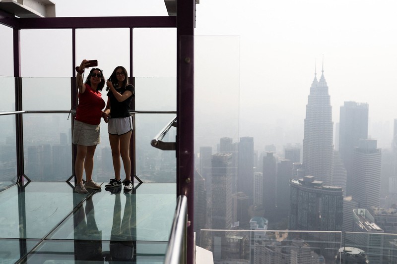 Sebanyak 29 wilayah di Malaysia termasuk Kuala Lumpur mencatat indeks kualitas udara tak sehat akibat kebakaran hutan dan lahan (karhutla) di beberapa provinsi di Indonesia. (REUTERS/Hasnoor Hussain)