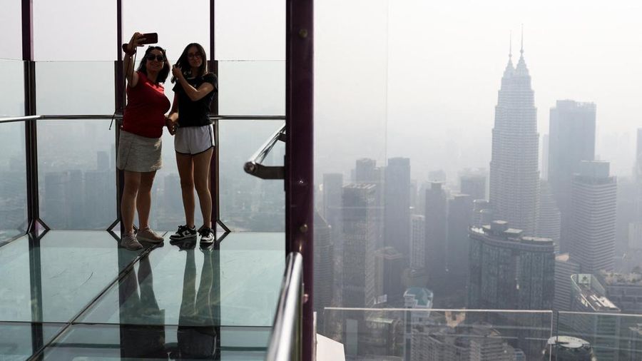 Sebanyak 29 wilayah di Malaysia termasuk Kuala Lumpur mencatat indeks kualitas udara tak sehat akibat kebakaran rimba dan lahan (karhutla) di beberapa provinsi di Indonesia. (REUTERS/Hasnoor Hussain)