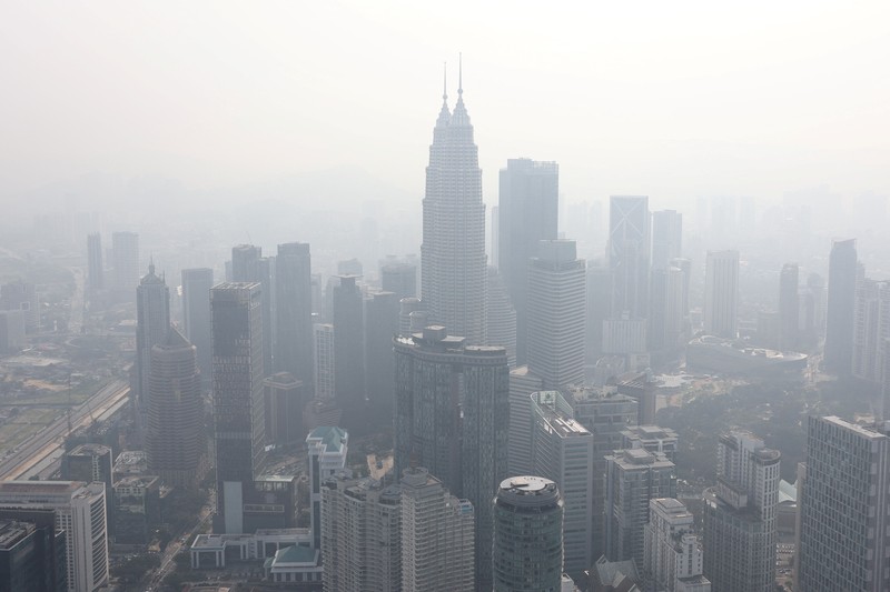 Sebanyak 29 wilayah di Malaysia termasuk Kuala Lumpur mencatat indeks kualitas udara tak sehat akibat kebakaran hutan dan lahan (karhutla) di beberapa provinsi di Indonesia. (REUTERS/Hasnoor Hussain)