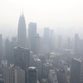 Sebanyak 29 wilayah di Malaysia termasuk Kuala Lumpur mencatat indeks kualitas udara tak sehat akibat kebakaran hutan dan lahan (karhutla) di beberapa provinsi di Indonesia. (REUTERS/Hasnoor Hussain)