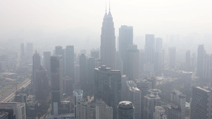 Sebanyak 29 wilayah di Malaysia termasuk Kuala Lumpur mencatat indeks kualitas udara tak sehat akibat kebakaran rimba dan lahan (karhutla) di beberapa provinsi di Indonesia. (REUTERS/Hasnoor Hussain)