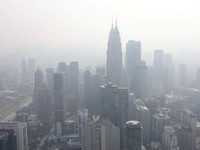 Sebanyak 29 wilayah di Malaysia termasuk Kuala Lumpur mencatat indeks kualitas udara tak sehat akibat kebakaran hutan dan lahan (karhutla) di beberapa provinsi di Indonesia. (REUTERS/Hasnoor Hussain)