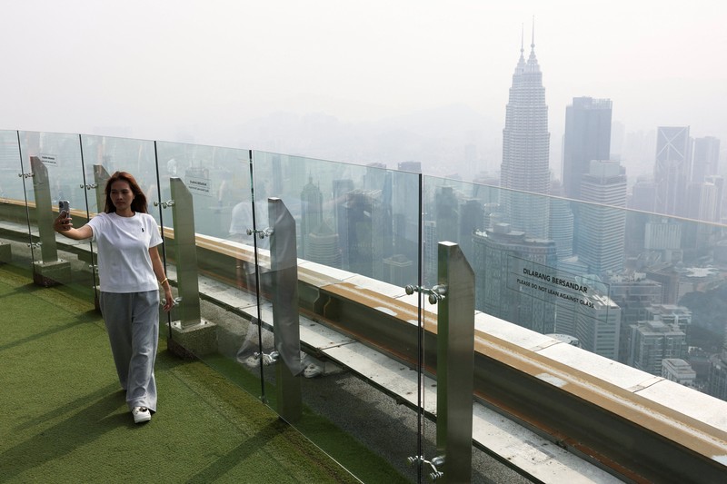 Sebanyak 29 wilayah di Malaysia termasuk Kuala Lumpur mencatat indeks kualitas udara tak sehat akibat kebakaran hutan dan lahan (karhutla) di beberapa provinsi di Indonesia. (REUTERS/Hasnoor Hussain)