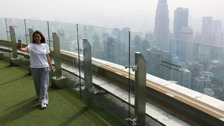 Sebanyak 29 wilayah di Malaysia termasuk Kuala Lumpur mencatat indeks kualitas udara tak sehat akibat kebakaran rimba dan lahan (karhutla) di beberapa provinsi di Indonesia. (REUTERS/Hasnoor Hussain)