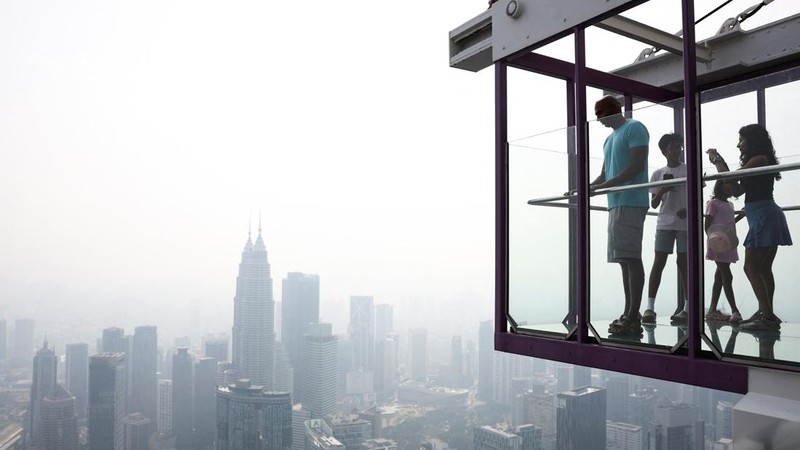 Sebanyak 29 wilayah di Malaysia termasuk Kuala Lumpur mencatat indeks kualitas udara tak sehat akibat kebakaran hutan dan lahan (karhutla) di beberapa provinsi di Indonesia. (REUTERS/Hasnoor Hussain)