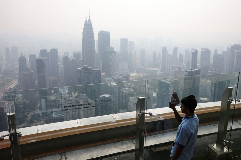 Sebanyak 29 wilayah di Malaysia termasuk Kuala Lumpur mencatat indeks kualitas udara tak sehat akibat kebakaran hutan dan lahan (karhutla) di beberapa provinsi di Indonesia. (REUTERS/Hasnoor Hussain)