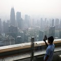 Sebanyak 29 wilayah di Malaysia termasuk Kuala Lumpur mencatat indeks kualitas udara tak sehat akibat kebakaran hutan dan lahan (karhutla) di beberapa provinsi di Indonesia. (REUTERS/Hasnoor Hussain)