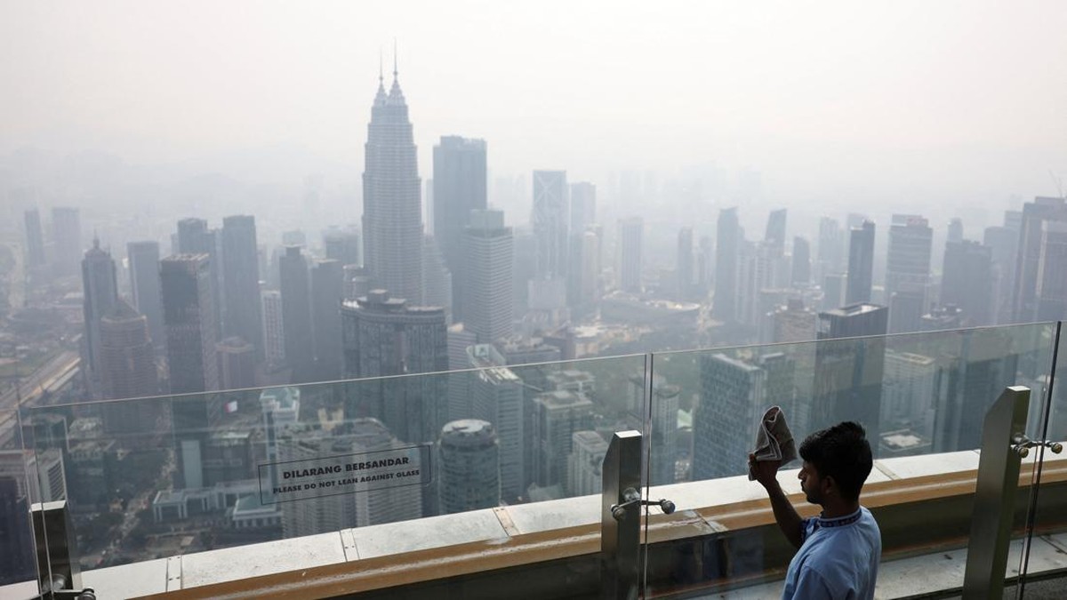 Potret 29 Wilayah Malaysia Diselimuti Kabut Asap RI