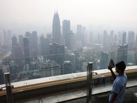 Sebanyak 29 wilayah di Malaysia termasuk Kuala Lumpur mencatat indeks kualitas udara tak sehat akibat kebakaran hutan dan lahan (karhutla) di beberapa provinsi di Indonesia. (REUTERS/Hasnoor Hussain)