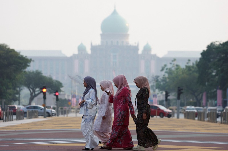 Sebanyak 29 wilayah di Malaysia termasuk Kuala Lumpur mencatat indeks kualitas udara tak sehat akibat kebakaran hutan dan lahan (karhutla) di beberapa provinsi di Indonesia. (REUTERS/Hasnoor Hussain)