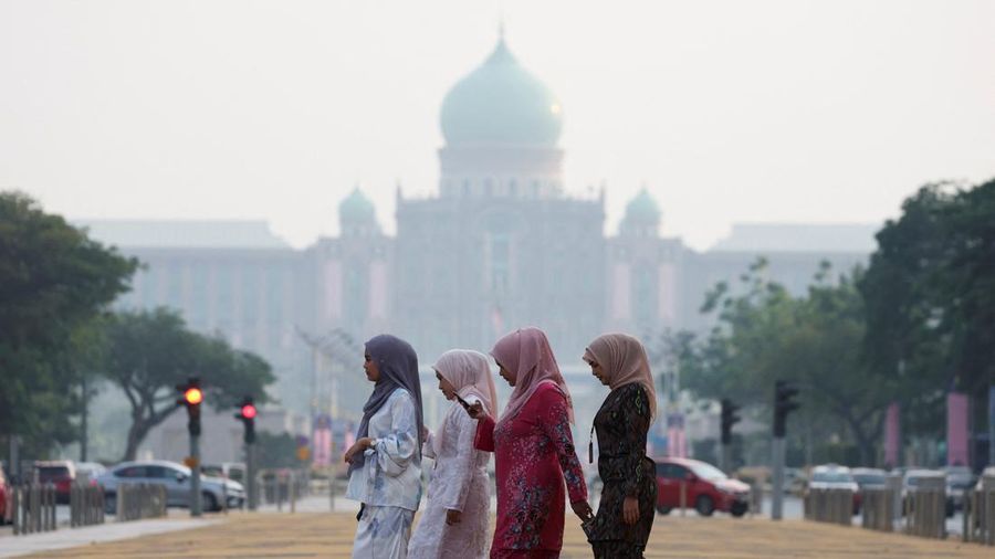 Sebanyak 29 wilayah di Malaysia termasuk Kuala Lumpur mencatat indeks kualitas udara tak sehat akibat kebakaran rimba dan lahan (karhutla) di beberapa provinsi di Indonesia. (REUTERS/Hasnoor Hussain)