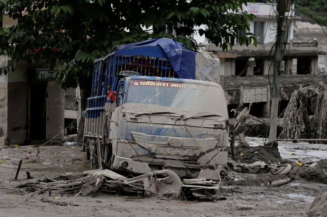 Sebuah kendaraan tertutup lumpur setelah banjir bandang di Trishuli, distrik Nuwakot, Nepal, pada 26 Agustus 2026. Sebuah kendaraan tertutup lumpur setelah banjir bandang di Trishuli, distrik Nuwakot, Nepal, pada 26 Agustus 2026.