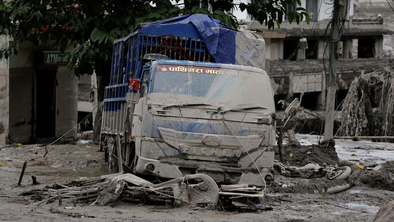 Sebuah kendaraan tertutup lumpur setelah banjir bandang di Trishuli, distrik Nuwakot, Nepal, pada 26 Agustus 2026.