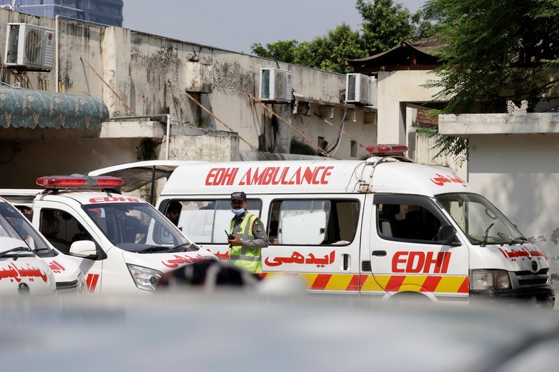Petugas kepolisian melintas di dekat ambulans di luar unit perawatan intensif setelah kebakaran terjadi di rumah sakit Pakistan Institute of Medical Sciences (PIMS) di Islamabad, Pakistan, 26 Agustus 2026. (REUTERS/Akhtar Soomro)