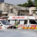 Sejumlah ambulans terparkir di luar kamar jenazah menyusul kebakaran maut di rumah sakit Pakistan Institute of Medical Sciences (PIMS) di Islamabad, Pakistan, pada 26 Agustus 2026. (REUTERS/Akhtar Soomro)